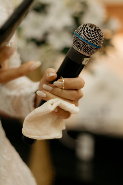 Maid of honour giving a heartfelt speech at an elegant wedding reception